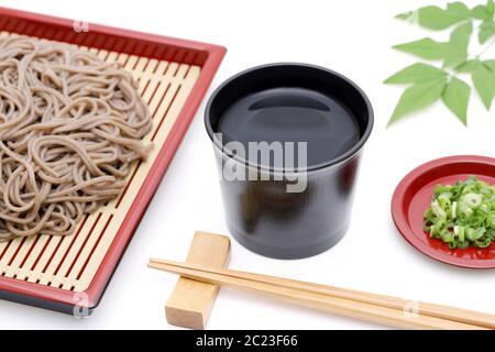 Japanische Zaru Soba Nudeln auf dem Teller auf weißem Hintergrund Stockfoto