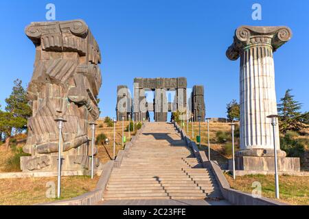 Monument bekannt als Chronik von Georgien oder Stonehenge von Georgien, in Tiflis, Georgien. Stockfoto