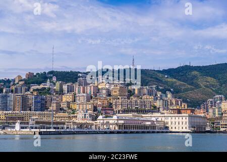 Genua, Italien - 20. August 2019: Porto Antico di Genova oder Alter Hafen von Genua und das Stadtbild im Hintergrund Stockfoto