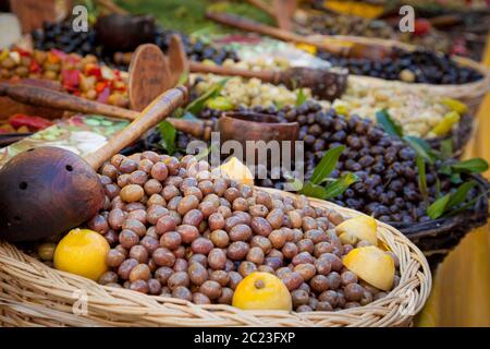 Frische Oliven zum Verkauf auf dem lokalen Markt, Saint Remy de Provence, Frankreich Stockfoto