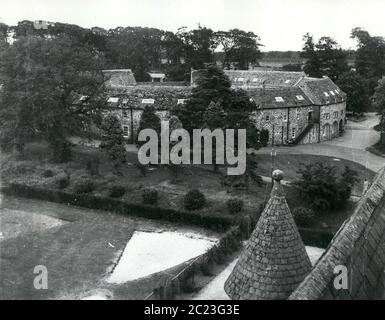 1962 - Elgin, Schottland, Vereinigtes Königreich - endlich ist die Nachricht da Prince of Wales wird nach Gordonstoun gehen, die Schule seines Vaters am Moray Forth in Schottland. Im Mai, zu Beginn des Sommersemester, wird er in die Windmill Lodge, ein Haus mit 60 Jungen an der £519-a-year, 400 Schüler Schule. Sein Schulleiter wird Herr Chew sein, der die Schule seit 1959 leitet. Das Hauptziel von Gordonstoun, gegründet 1934 von Dr. Hahn, ist die Entwicklung von Charakter und Initiative mit einem starken Fokus auf Selbstdisziplin. Blick von der Schule über die Dächer von Gordonstoun auf das baumschattige Gelände. (Credit Ima Stockfoto