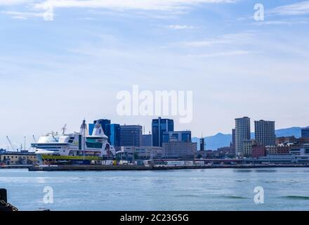 Genua, Italien - 20. August 2019: Porto Antico di Genova oder Alter Hafen von Genua und das Stadtbild im Hintergrund Stockfoto