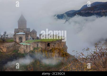 Tatev Kloster im Nebel und Wolken, Armenien Stockfoto