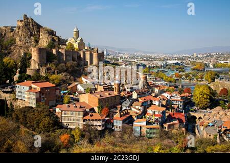 Skyline von Tiflis und Narikala Schloss, Tiflis, Georgien Stockfoto