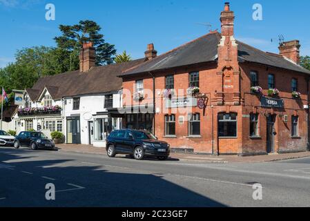 Costa Coffee Shop und The Feathers Pub in der High Street, Chalfont St. Giles, Buckinghamshire, England, Großbritannien Stockfoto