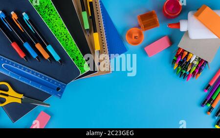 Zurück zu Material der Schule. Schulbedarf auf blauem Hintergrund Stockfoto