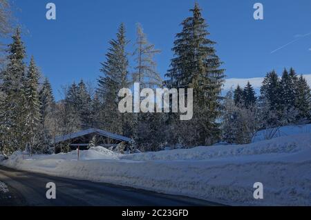 Holzhütte am Waldrand im verschneiten AllgÃ¤U Stockfoto