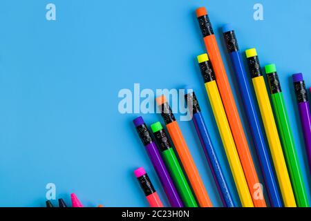 Farbe Bleistift auf blauem Marmor Hintergrund. Zurück zur Schule Stockfoto