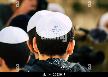 Jerusalem Israel Dezember 12, 2019 Blick auf unbekannte Kinder in eine Bar Mitzvah, religiöse Zeremonie vor der Klagemauer in der Alten cit teilnehmenden Stockfoto