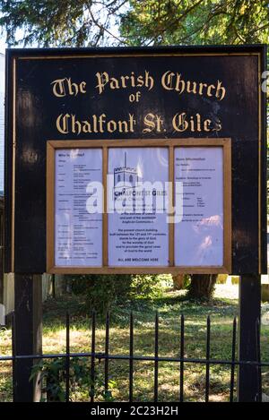 Die Tafel am Eingang der Pfarrkirche von Chalfont St. Giles, Buckinghamshire, England, Großbritannien Stockfoto