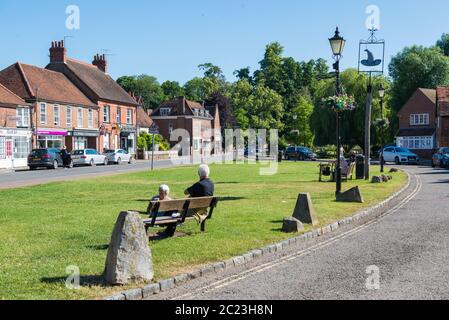 Chalfont St. Giles Dorfzentrum und Dorfgrün. Menschen einkaufen und entspannen an einem sonnigen Sommertag. Stockfoto