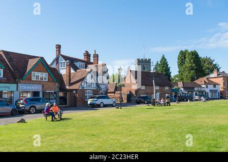 Chalfont St. Giles Dorfzentrum und Dorfgrün. Menschen, die an einem sonnigen Sommertag einkaufen und sich unterhalten. Stockfoto