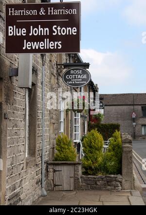 Castleton, das Heimat des berühmten Blue John Zierminerals im Derbyshire Peak District National Park ist Stockfoto