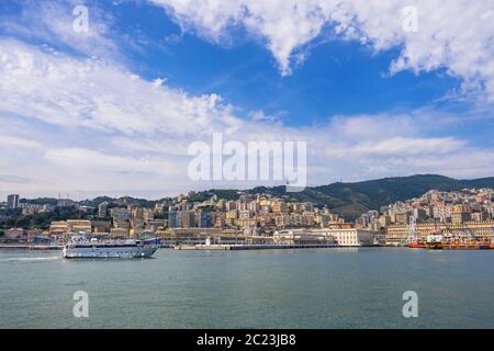 Genua, Italien - 20. August 2019: Porto Antico di Genova oder Alter Hafen von Genua und das Stadtbild im Hintergrund Stockfoto