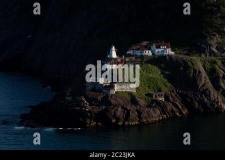 Sonnenuntergang Blick auf den Fort Amherst Leuchtturm und den Zweiten Weltkrieg Batterie-Komplex in St. John's, Neufundland, gesehen vom North Head Trail am Signal Hill. Stockfoto