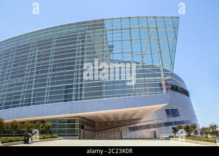 06-14-2020 Tulsa USA Eingang zum BOK Center mit Türen unter umlaufenden Glasfassade und Flur Stockfoto