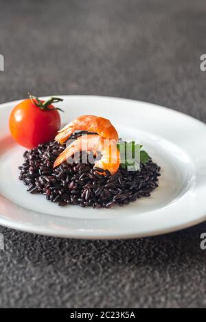 Teil der schwarzen Vollkorn Reis mit Shrimps Stockfoto