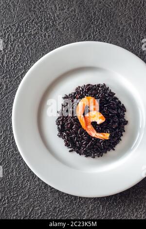 Teil der schwarzen Vollkorn Reis mit Shrimps Stockfoto