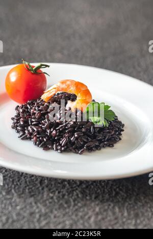 Teil der schwarzen Vollkorn Reis mit Shrimps Stockfoto