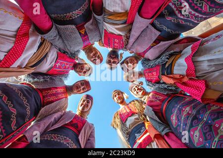 Die Einheimischen in traditionellen Kostümen in Jerewan, Armenien Stockfoto