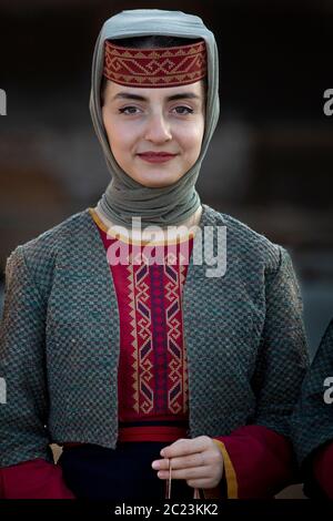 Porträt einer armenischen Frau in Nationaltrachten, in Jerewan, Armenien Stockfoto