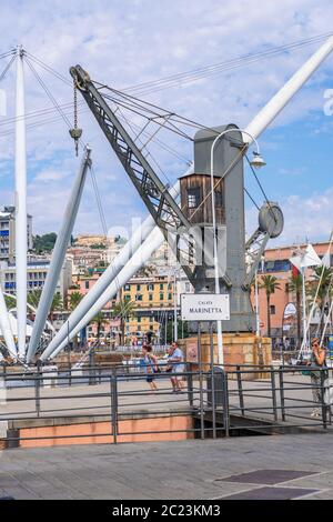 Genua, Italien - 20. August 2019: Alte Kran in Porto Antico di Genova oder alten Hafen von Genua, Ligurien Stockfoto