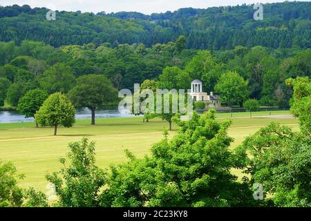 Temple Island auf der Themse von der Remenham Church Lane aus gesehen Stockfoto