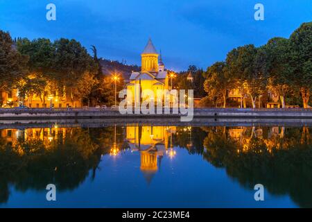 Sioni Kathedrale und Fluss Kura in der Dämmerung in Tiflis, Georgien Stockfoto