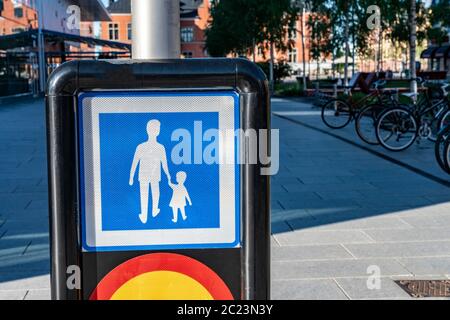 Fußgängerverkehr Zeichen - Männer mit Kind in einem blauen Quadrat, halten Sie Hand beim Überqueren der Straße, Europa, Schweden Stockfoto