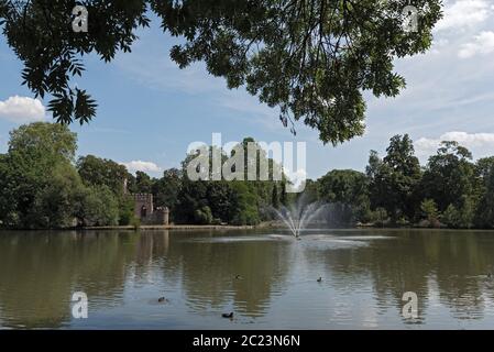 Den Schlosspark Biebrich mit Teich und Mosburg Wiesbaden Stockfoto