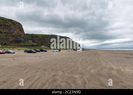 Downhill, UK - 7. Juni 2020: Autos am Strand von Downhill Strand an der Küste von Nordirland geparkt Stockfoto