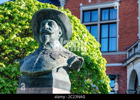 UMEA, SCHWEDEN - 10. JUNI 2020: Büste von Umea's Gründer Gustav II Adolf aus Bronze. Vor dem Rathaus, Vasterbotten, Seitenansicht Stockfoto