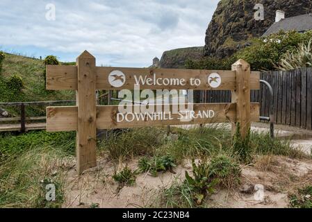 Downhill, UK - 7. Juni 2020: Das Begrüßungsschild am Downhill Strand an der Küste von Nordirland Stockfoto