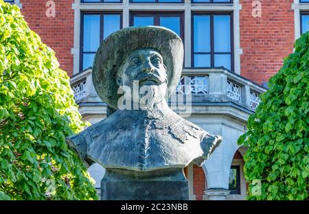 UMEA, SCHWEDEN - 10. JUNI 2020: Büste von Umea's Gründer Gustav II Adolf aus Bronze. Vor dem Rathaus, Vasterbotten, Vorderansicht Stockfoto