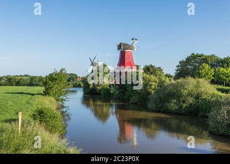 Die historische Twin Mühlen in Greetsiel, Ostfriesland, Deutschland Stockfoto