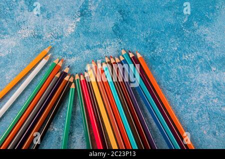 Farbe Bleistift auf blauem Marmor Hintergrund. Zurück zur Schule Stockfoto