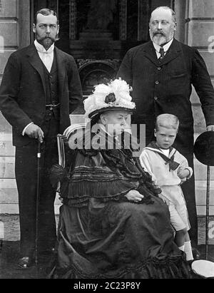 KÖNIGIN VICTORIA im Jahre 1900 hält den Prinz von Wales (der zukünftige Edward VIII) mit dem zukünftigen George V auf der linken und zukünftigen Edward VII auf der rechten Seite Stockfoto