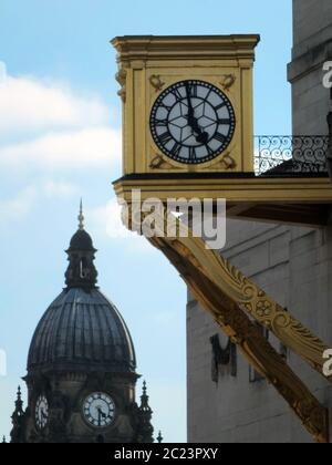 Die goldene Uhr auf der bürgerhalle von leeds mit der Kuppel des Rathauses im Hintergrund Stockfoto