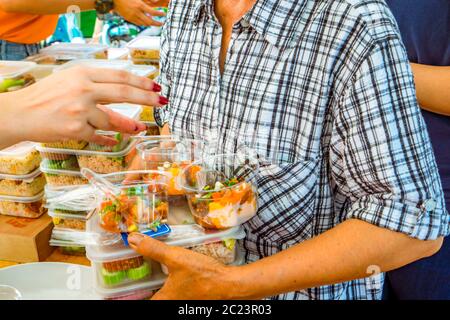 Armen empfangen von Nahrungsmitteln aus Freiwilligen. Armut Konzept. Private enterprise Nächstenliebe geben Nahrung zu den Unterprivilegierten. Stockfoto