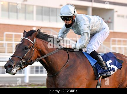 Nova Roma von Jockey Nicky Mackay geritten gewinnt die Sky Sports Racing HD Virgin 535 Maiden Stakes auf Windsor Racecourse. Stockfoto