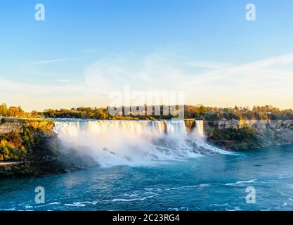 American Falls durch die untergehende Sonne im Herbst, von Niagara Falls, Ontario, Kanada gesehen beleuchtet. Stockfoto