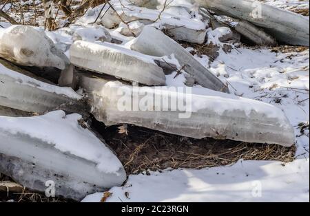 Dicken Platten von gefrorenem Eis gebrochen und an der Küste im Winter angehäuft. Stockfoto