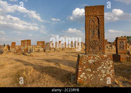 Alte Gräber und Grabsteine, die als Khachkar bekannt sind, auf dem historischen Friedhof von Noratus in Armenien. Stockfoto