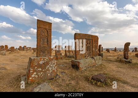 Alte Gräber und Grabsteine, die als Khachkar bekannt sind, auf dem historischen Friedhof von Noratus in Armenien. Stockfoto