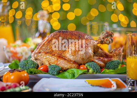 Feiert Thanksgiving mit gebratener Truthahn auf festlichen Tisch. Gebratener Truthahn am festlich gedeckten Tisch für Thanksgiving Feier Stockfoto