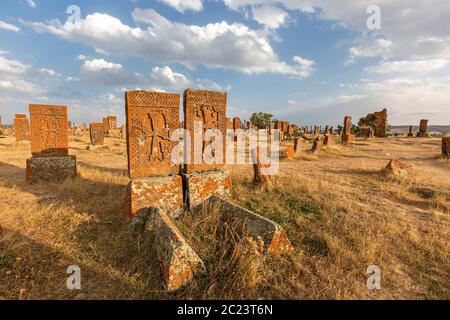 Alte Gräber und Grabsteine, die als Khachkar bekannt sind, auf dem historischen Friedhof von Noratus in Armenien. Stockfoto