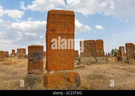 Alte Gräber und Grabsteine, die als Khachkar bekannt sind, auf dem historischen Friedhof von Noratus in Armenien. Stockfoto