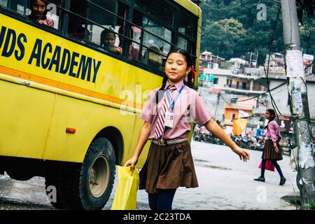 Pokhara Nepal October 4, 2018 Portrait von Kindern, die in einem traditionellen nepalesischen Schulbus in Pokhara am Nachmittag aus der Schule kommen Stockfoto