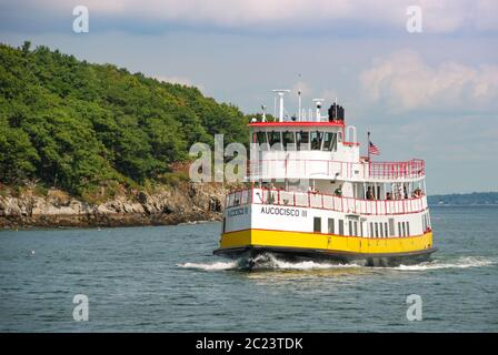 Portland, Maine, USA - September 2010: Touristische Sightseeing Bootstour in der Bucht von Portland, Maine. Es ist ein beliebter Anlaufhafen für Kreuzfahrtschiffe Stockfoto