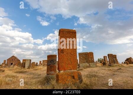 Alte Gräber und Grabsteine, die als Khachkar bekannt sind, auf dem historischen Friedhof von Noratus in Armenien. Stockfoto